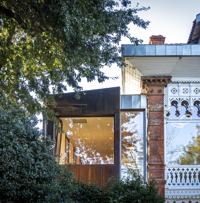 Salle du restaurant au mur de brique et mur corten